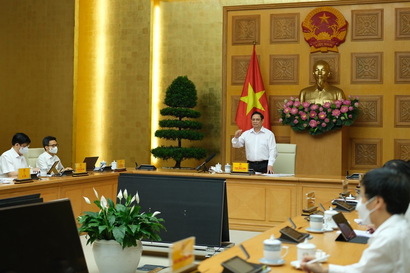Thủ tướng Phạm Minh Chính: Phải sản xuất bằng được vaccine phòng chống COVID-19 để chủ động lo cho người dân. Ảnh: VGP/Quang Hiếu.