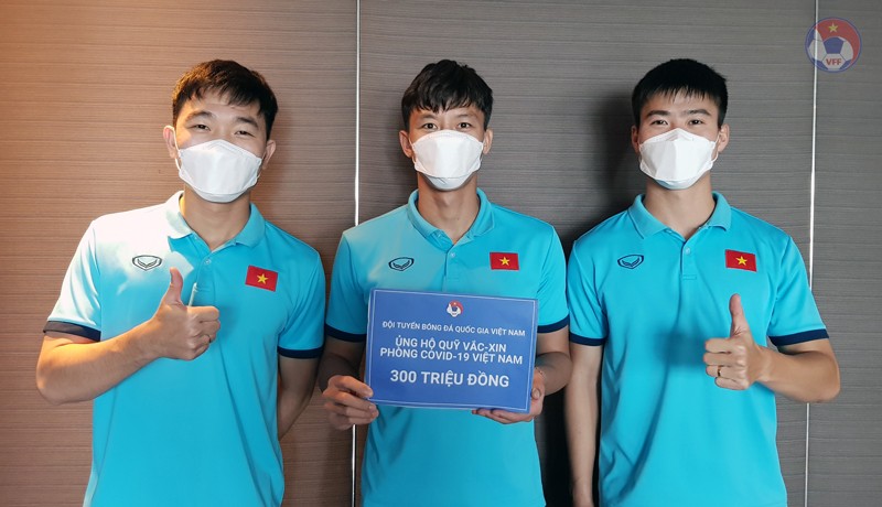 Đội trưởng Quế Ngọc Hải và hai đội phó Lương Xuân Trường, Đỗ Duy Mạnh đại diện ĐT Việt Nam ủng hộ 300 triệu đồng vào Quỹ vắc-xin phòng, chống COVID-19. Nguồn: VFF