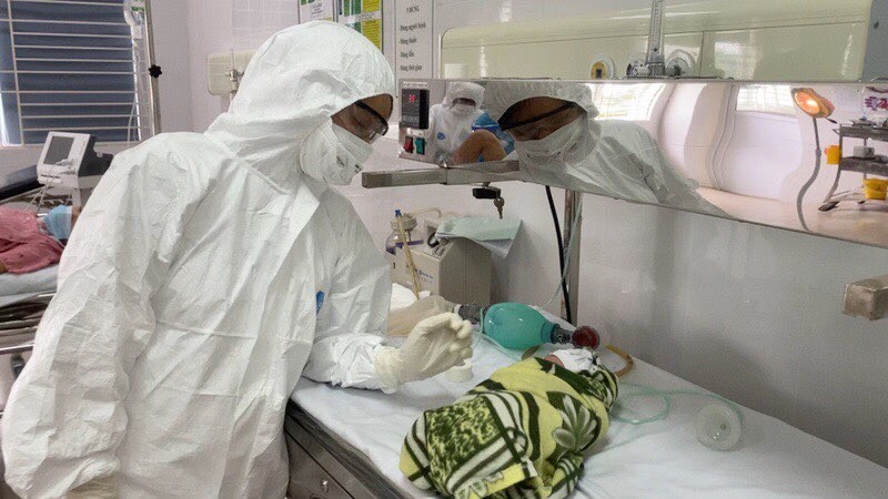 Em bé mới chào đời được các y bác sĩ chăm sóc riêng, tránh lây nhiễm COVID-19 từ mẹ. Ảnh: Đặng Thanh.