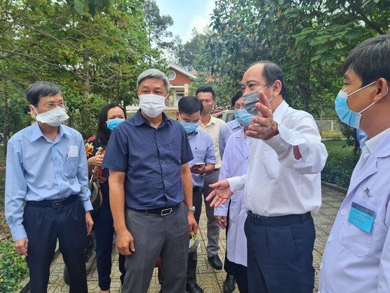 Thứ trưởng Bộ Y tế Nguyễn Trường Sơn kiểm tra công tác phòng chống dịch Covid-19 tại Bệnh viện Bệnh lý hô hấp cấp tính Củ Chi- TPHCM. Ảnh: Bộ Y tế