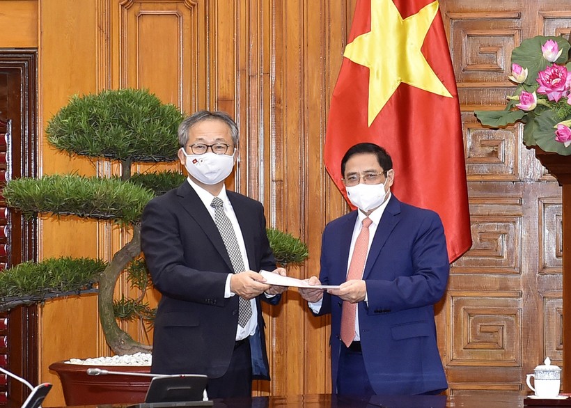 Đại sứ Nhật Bản chuyển thông điệp của Thủ tướng Nhật Bản Suga Yoshihide gửi Thủ tướng Chính phủ Phạm Minh Chính về việc Chính phủ Nhật Bản quyết định hỗ trợ Việt Nam 1 triệu liều vaccine để phòng chống Covid-19. Ảnh: VGP.
