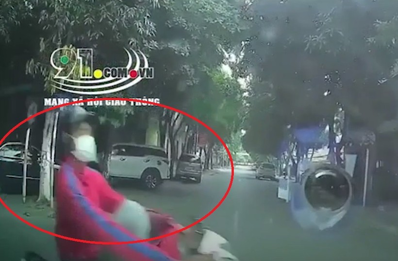 Video: Qua ngã tư thiếu quan sát, nam thanh niên bị đâm ngã văng xuống đường