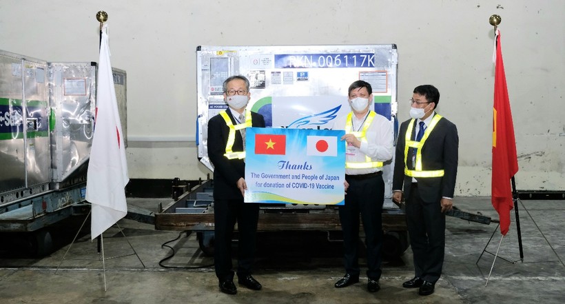 GS.TS Nguyễn Thanh Long- Bộ trưởng Bộ Y tế tiếp nhận lô vắc xin phòng COVID-19 của Chính phủ Nhật Bản trao tặng cho Việt Nam từ Ngài Đại sứ Nhật Bản tại Việt Nam. Ảnh: Trần Minh