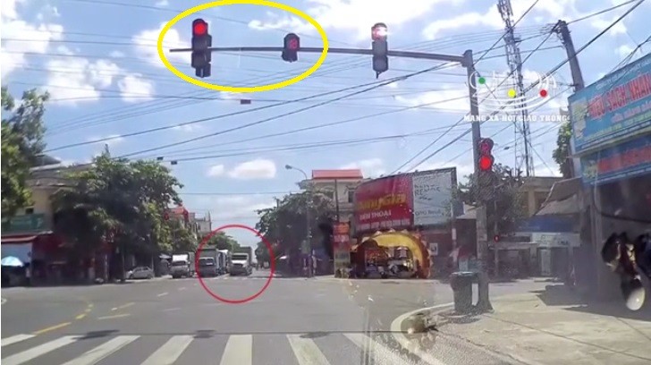 Video: Lấn làn rẽ trái, container đâm văng xe máy vượt đèn đỏ