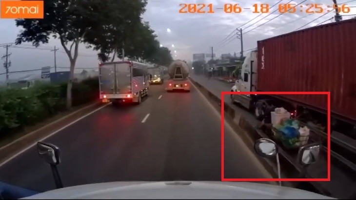 Video: Container đi ẩu vào làn xe máy gây tai nạn với xe ba gác rồi bỏ chạy