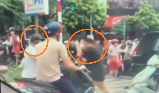Video: 2 người đàn ông đấm bốc giữa phố Hà Nội để giải quyết mâu thuẫn