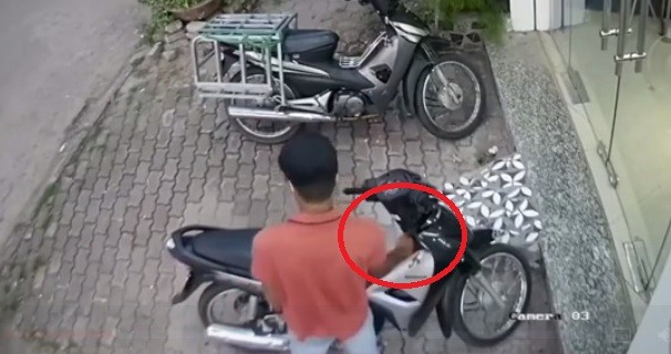 Video: Trộm thản nhiên bẻ khóa xe máy rồi tẩu thoát nhưng cái kết mới bất ngờ