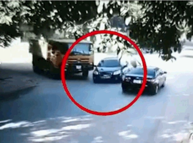 Video: Xe ben vào cua húc văng ô tô con ở Yên Bái