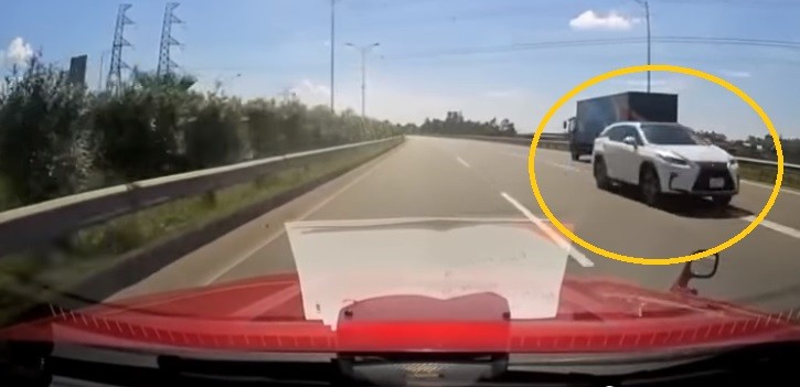 Video: Xe Lexus ngang nhiên đi ngược chiều với tốc độ cao trên cao tốc Nội Bài- Lào Cai