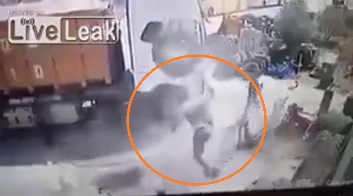 Video: Lốp ô tô bất ngờ phát nổ hất văng người đàn ông lên không trung