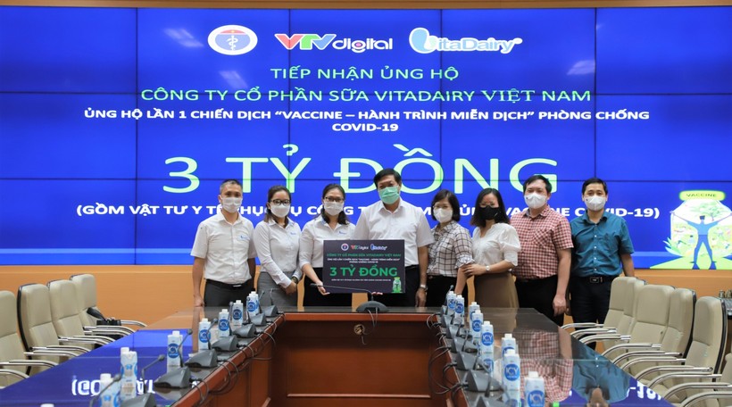 Thứ trưởng Bộ Y tế Đỗ Xuân Tuyên cùng đại diện lãnh đạo các Vụ, Cục, Văn phòng Bộ Y tế tiếp nhận hỗ trợ từ các đơn vị, doanh nghiệp. Nguồn: BYT.