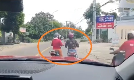 Video: Hai "ninja" đi xe máy đỗ giữa đường "tám" chuyện như chốn không người