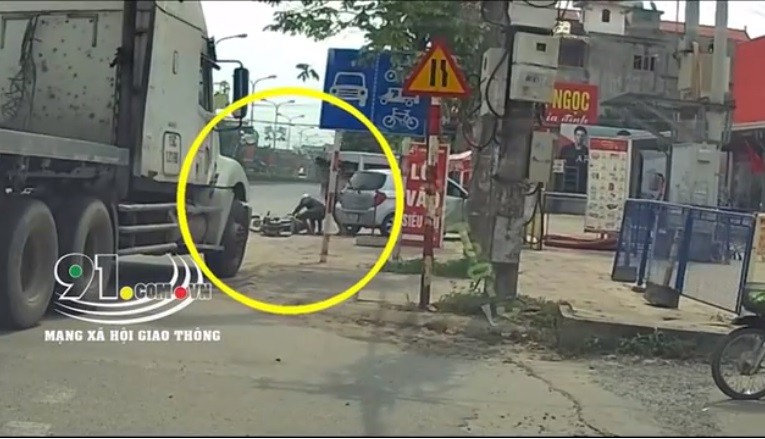 Video: Tài xế container đánh tới tấp người đàn ông đi xe máy sang đường bất cẩn