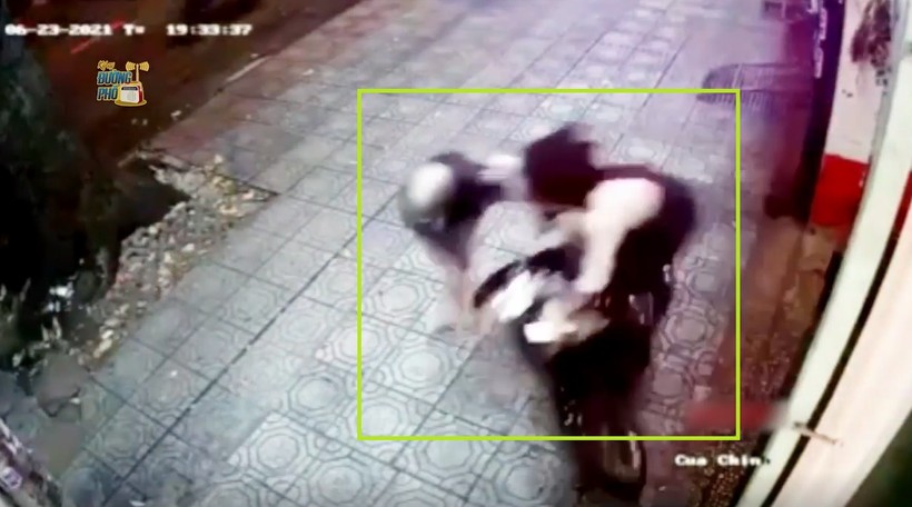 Video: Phát hiện tên trộm xe máy, cô gái tung pha song phi "cực chất"