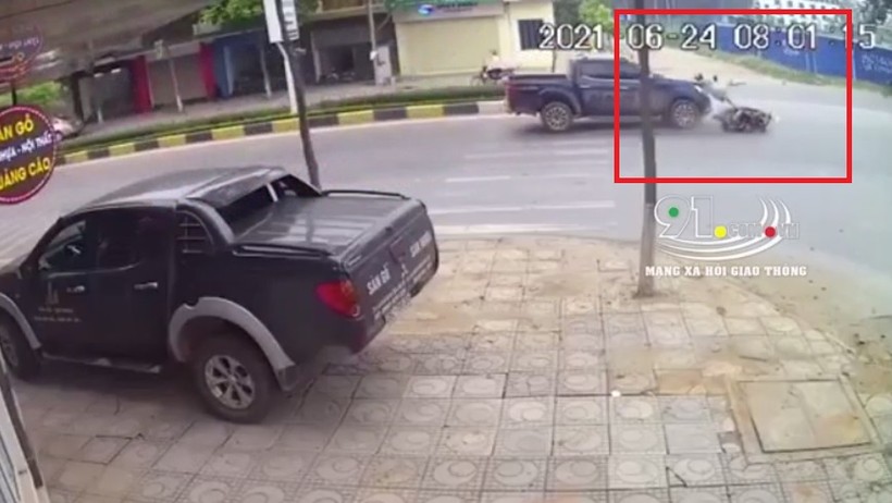 Video: Sang đường bất cẩn, "nữ ninja" đi xe máy bị ô tô đâm hất văng xuống đường