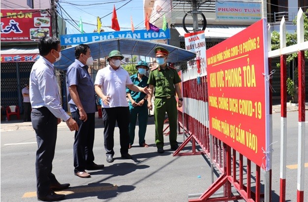 Lãnh đạo UBND tỉnh kiểm tra khu vực phong tỏa trên đường Trần Phú, thành phố Tuy Hòa. Ảnh: phuyen.gov.vn