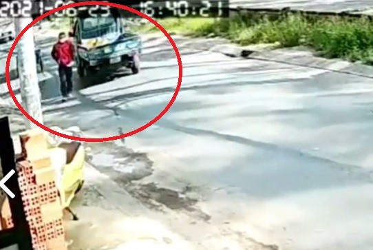 Video: Người đàn ông đánh xe tải ra giữa đường rồi bỏ đi gây cản trở giao thông