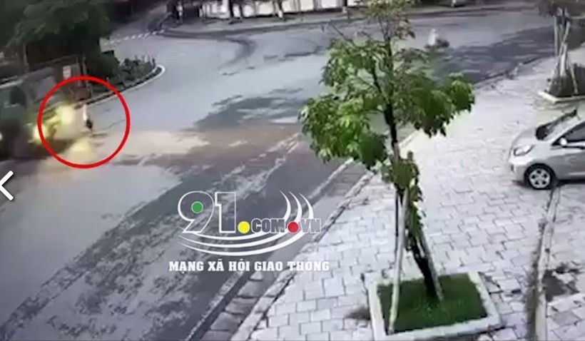 Video: Khoảnh khắc xe tải vào cua đâm người đi bộ tử vong
