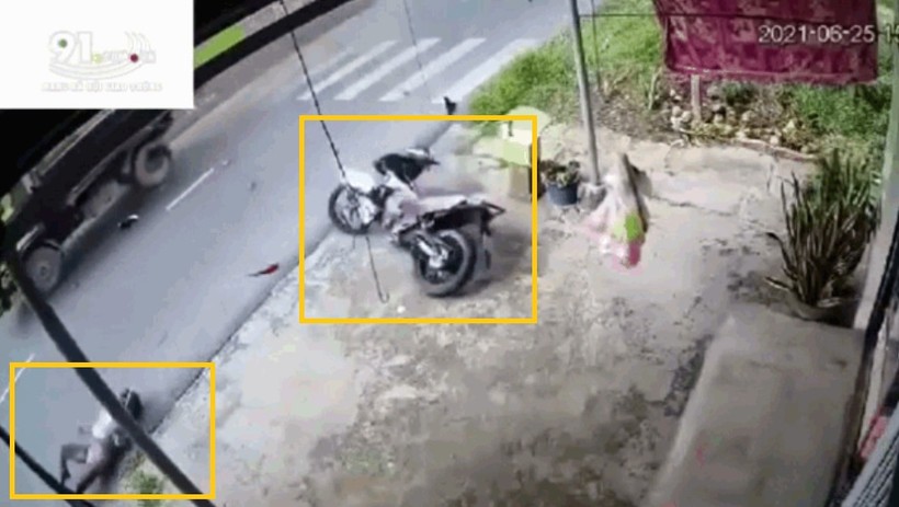 Video: Khoảnh khắc nam thanh niên phóng tốc độ cao, đâm vào đuôi xe tải