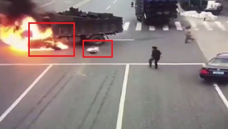 Video: Người đàn ông đi xe máy đâm trúng bình xăng xe tải khiến lửa bùng lên dữ dội