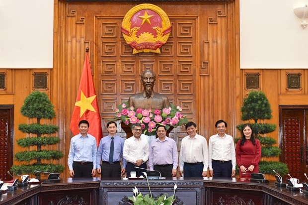 Thủ tướng Phạm Minh Chính chụp ảnh với Chủ tịch Tập đoàn AstraZeneca Nitin Kapoor và các đại biểu. Nguồn: chinhphu.vn