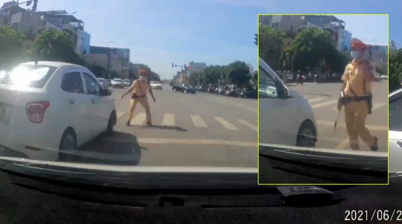 Video: Xe ô tô vi phạm cố tình nhấn ga, đẩy lùi chiến sĩ CSGT giữa ngã tư đường phố