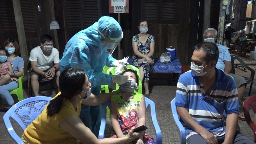 Nhân viên y tế đến từng nhà dân để lấy mẫu xét nghiệm trong vùng phong tỏa. Nguồn: CTTĐT tỉnh Bình Phước  