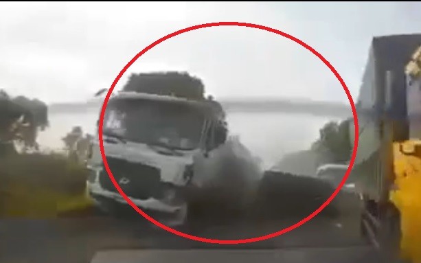 Kinh hoàng khoảnh khắc 10 ô tô gặp tai nạn liên hoàn khiến 1 người tử vong ở Thanh Hóa