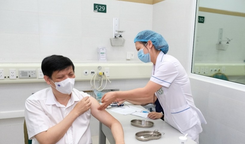 Bộ trưởng Bộ Y tế Nguyễn Thanh Long tiêm chủng vắc xin phòng Covid-19 sáng ngày 6/5. Ảnh: Internet
