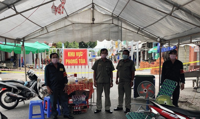 Lực lượng chức năng khoanh vùng, cách ly y tế đối với khu vực Chợ Sáng thuộc địa bàn thị trấn Dầu Tiếng. Nguồn: Báo Bình Dương