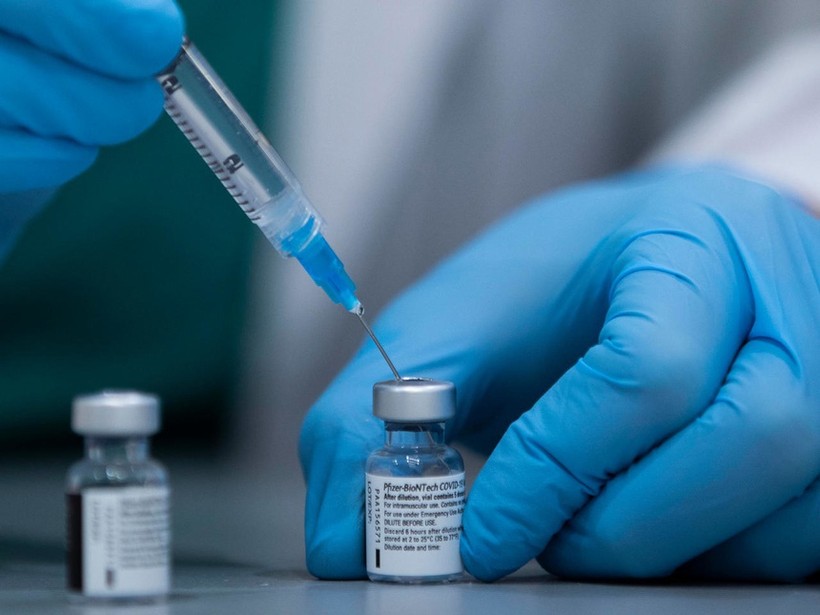 Nhân viên y tế chuẩn bị một mũi tiêm vaccine Covid-19 của hãng Pfizer/BioNTech. Ảnh minh họa: AFP.