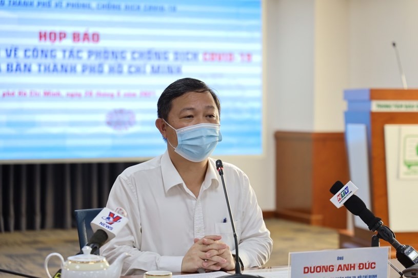 Phó Chủ tịch UBND TP Hồ Chí Minh Dương Anh Đức trả lời báo chí tại một buổi họp báo về công tác phòng chống dịch Covid-19 của TP. Nguồn: TTBC TP Hồ Chí Minh.