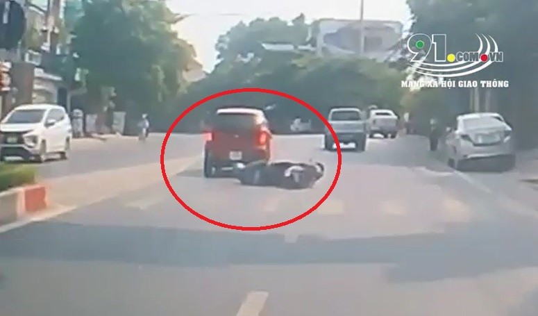 Video: Ô tô "cố tình" tạt đầu, gây tai nạn cho xe máy