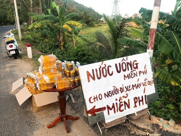Những quầy đồ ăn, nước uống dành cho những người con xa quê đi xe máy về với gia đình trên đường tại TP Kon Tum (tỉnh Kon Tum). Ảnh: Thu Trang.