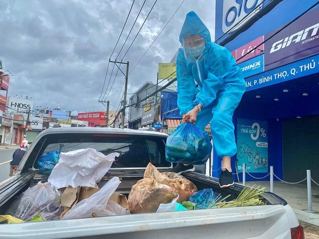 Cô gái Sài Gòn gửi thực phẩm, thuốc men cho người dân vùng cách ly, phong tỏa. Nguồn: TPO.