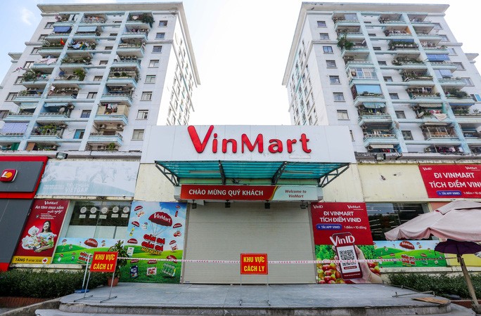 Tại siêu thị VinMart Văn Quán, lực lượng chức năng đã căng dây, treo thông báo "khu vực cách ly". Ảnh: NLĐ.