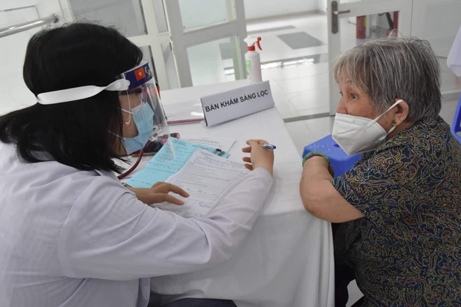 Người cao tuổi ở TP Hồ Chí Minh được tiêm phòng vắc xin Covid-19. Ảnh: Tr.Hằng.