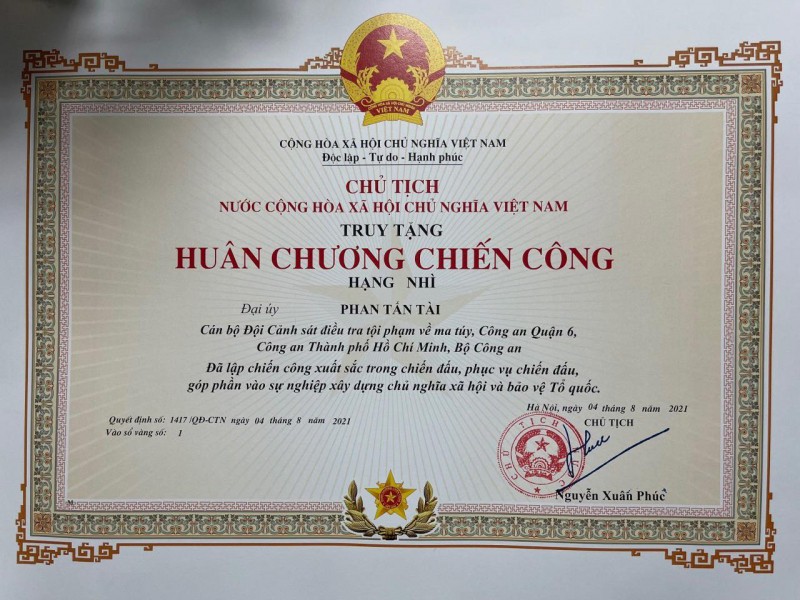 Chủ tịch nước Nguyễn Xuân Phúc truy tặng Huân chương Chiến công hạng Nhì cho Đại uý Phan Tấn Tài. Ảnh: CAND.
