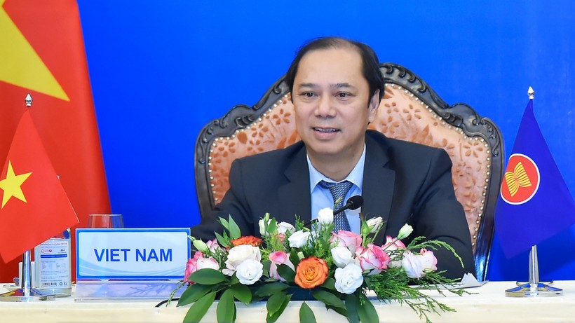 Thứ trưởng Bộ Ngoại giao Nguyễn Quốc Dũng tham dự Hội nghị Bộ trưởng Ngoại giao ASEAN-Nga theo hình thức trực tuyến. Ảnh: Báo TG và VN.