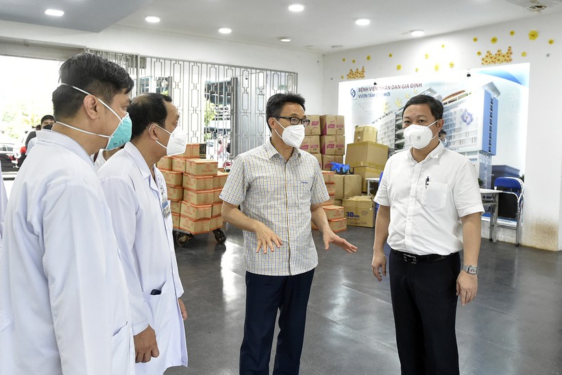 Phó Thủ tướng Vũ Đức Đam trong buổi thị sát công tác điều trị bệnh nhân Covid-19 tại Bệnh viện Nhân dân Gia Định, điểm tiêm chủng vắc xin phòng Covid-19 tại Trường THCS Võ Thị Sáu (phường 3, quận Bình Thạnh). Nguồn: VGP.