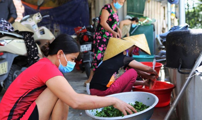 Cả xóm đi chợ vào bếp nấu cơm cho khu cách ly ở Hà Tĩnh. Nguồn: TPO.