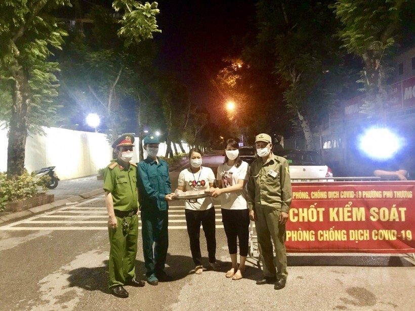 Mỗi ngày, bà Nguyễn Thị Phượng cùng các thành viên trong nhóm bếp gửi suất ăn phục vụ các lực lượng trực chốt kiểm soát dịch, khu cách ly. Nguồn: Lao động thủ đô.