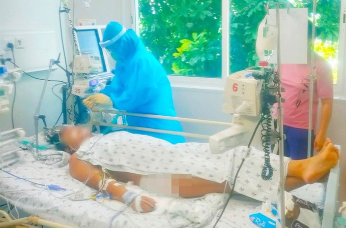 Một bé gái 14 tuổi, nặng 90kg từng mắc Covid-19 nặng, phải thở máy tại Bệnh viện Nhi đồng TP Hồ Chí Minh. Ảnh: Bệnh viện.