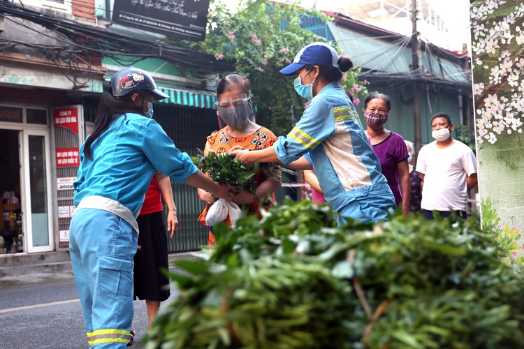 Hai nữ công nhân môi trường dậy từ giữa đêm mua gom rau sạch tặng dân nghèo khu phong tỏa