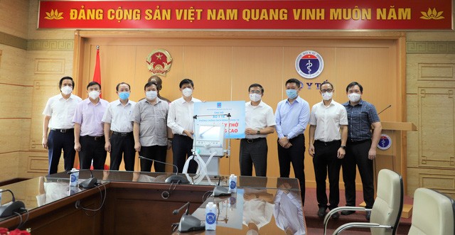 Bộ trưởng Bộ Y tế Nguyễn Thanh Long thay mặt ngành y tế tiếp nhận 200 máy thở phục vụ điều trị bệnh nhân Covid-19. Ảnh: Nguyễn Nhiên.
