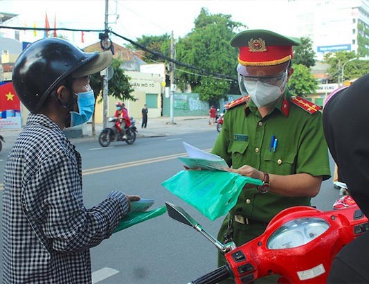 Công an quận, huyện trên địa bàn TP Hồ Chí Minh kiểm tra giấy đi đường và giấy tờ tuỳ thân của người dân khi qua các chốt kiểm soát. Ảnh minh họa.