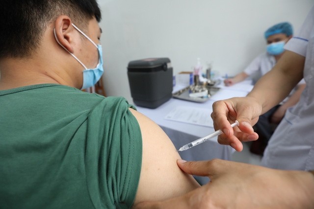 Tiêm thử nghiệm lâm sàng giai đoạn 3 vắc xin Nano Covax cho người tình nguyện. Ảnh: TL.