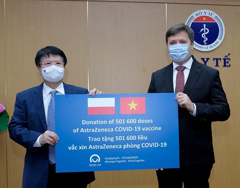 Thứ trưởng Bộ Y tế Trương Quốc Cường thay mặt Bộ Y tế tiếp nhận lô vắc xin của Chính phủ Ba Lan viện trợ Việt Nam phòng, chống dịch Covid-19. Nguồn: BYT.