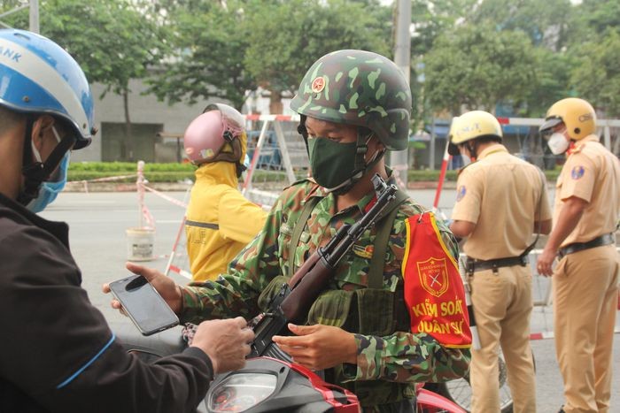 Chùm ảnh: Quân đội làm nhiệm vụ trong ngày đầu TP Hồ Chí Minh siết chặt giãn cách xã hội