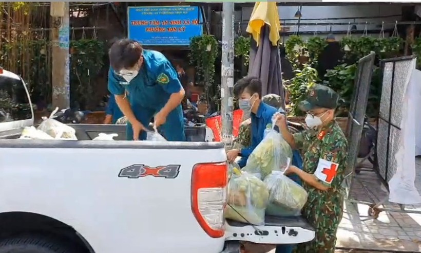 Video: Bộ đội đưa lương thực, thực phẩm đến từng nhà người dân 